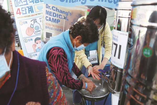 코로나19가 계속된 때에도 농촌재능나눔활동지원사업을 통한 농촌 봉사활동은 계속되며 농촌 주민들의 삶을 지켜왔다(사진은 감염예방활동 교육 중 손씻기)