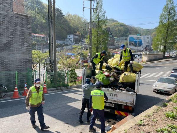 20일 대사동에서 진행된 주거환경개선 클린사업 진행 모습