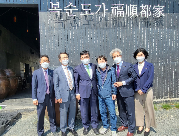 농업회사법인 복순도가(주) 방문 현장 사진 * 김춘진 한국농수산식품유통공사 사장(좌측3번째), (농)복순도가(주) 김정식 대표(우측3번째)