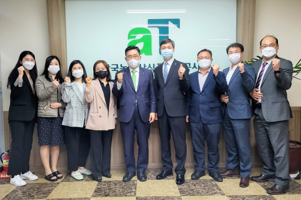 전북지역본부 업무현황 점검 사진 * 김춘진 한국농수산식품유통공사 사장(좌측5번째)