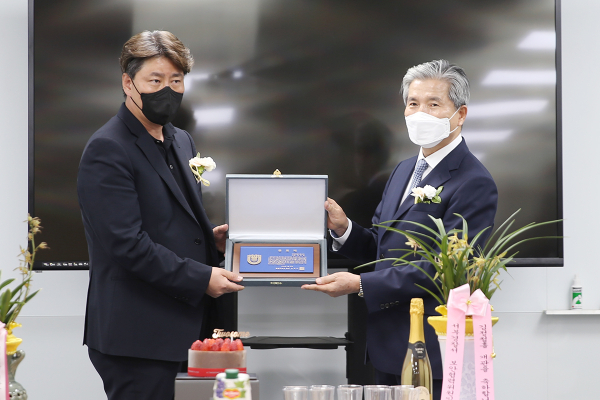 목원대 공학관 내 건축학부 스마트강의실인 김정철홀에서 권혁대 총장(오른쪽)이 김정철 이사에게 공로패를 전달하고 있다.