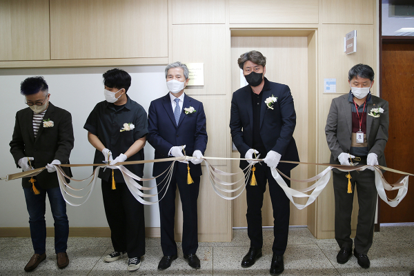 목원대 공학관 내 건축학부 스마트강의실인 김정철홀에서 김정철 이사(오른쪽 두 번째)와 권혁대 총장(가운데) 등 대학 관계자들이 테이프를 자르고 있다.