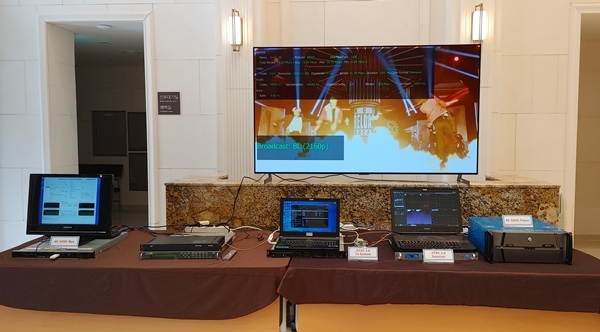 스케일러블 코덱 장비를 이용한 OTTOTA 연동 8K-UHD 서비스를 시연하는 모습