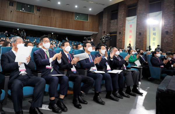 제12회 새마을의 날 기념식 참석 현장 사진 * 한국농수산식품유통공사 김춘진 사장(좌측2번째)