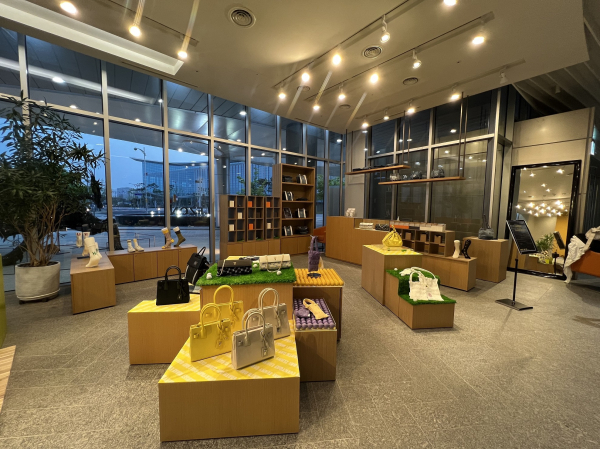 대전시 유성구에 위치한 대전지역의 명소인 골프존조이마루 1층 골프존조이마루 아트샵 by 젠니클로젯 전경