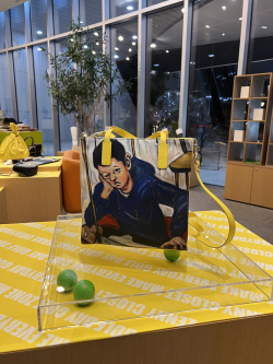 버려지는 스크린천에 김안선 작가의 엎질러진 우유 그림을 담아 완성된 골프존 폐스크린 업사이클링 제품