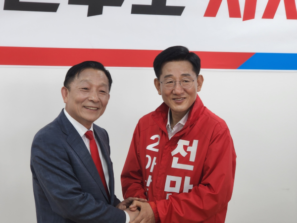 유기준 예비후보(좌)와 전만권 예비후보(우)