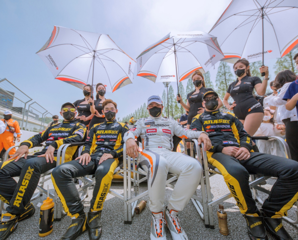 아트라스비엑스 모터스포츠 팀 단체사진