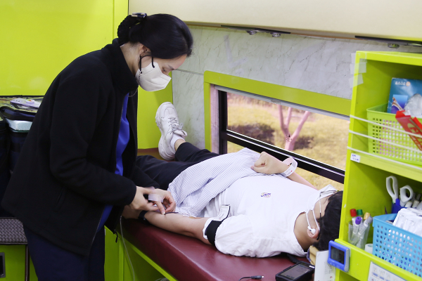 25일 오전 목원대 학생회관 앞 헌혈버스 안에서 한 학생이 헌혈을 하고 있다.