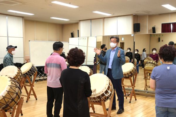 25일 복지관 현장점검에 나선 정용래 유성구청장이 어르신들과 대화를 나누고 있다.