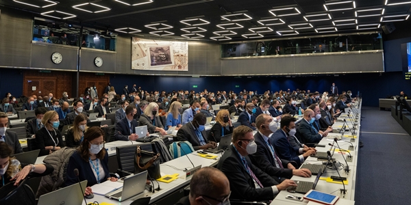 ETRI연구진이 국제표준화 회의에 참여해 표준 제정을 논의하는 모습