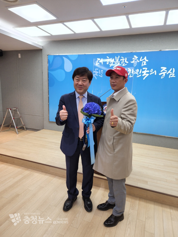 황명선 전 논산시장이 26일 기자회견을 마친뒤 지지자에게 꽃다발을 받고 있다./이성엽 기자