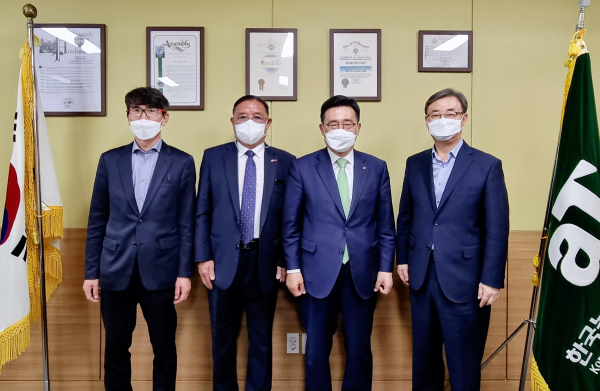 간담회 사진 * 한국농수산식품유통공사 김춘진 사장(우측2번째), 정종호 한국연식품협동조합연합회 회장(좌측2번째)