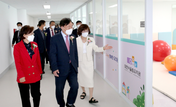 공립단설 대전어울림유치원 내부를 둘러 보고 있는 관계자들