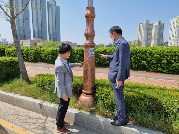 도색 완료된 노후 주철 가로등