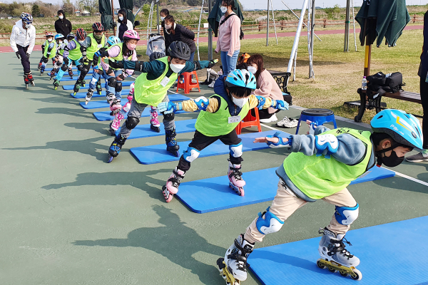 아이들이 서산시 인라인스케이트장에서 강습을 받는 모습(4월中)