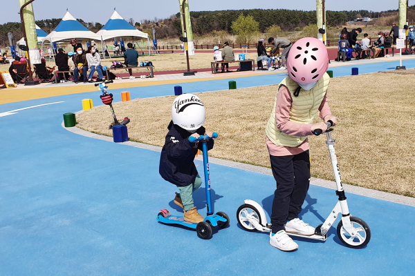 아이들이 킥보드장에서 킥보드를 타는 모습(4월中)