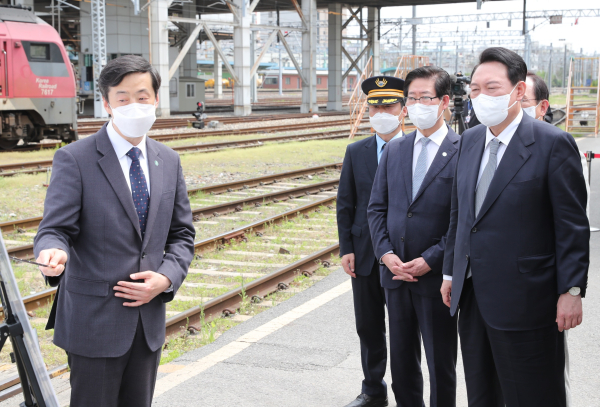 GTX-C 노선 천안 연장 관련 보고를 받고 있는 윤 당선인