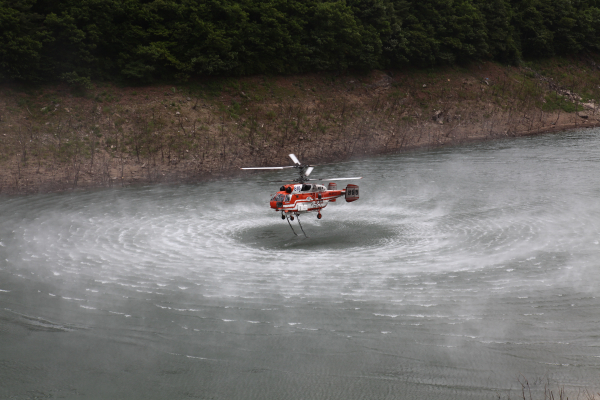 경기도 여주시 금사저수지에서 산림청헬기가 소방용수를 뜨고있는 모습