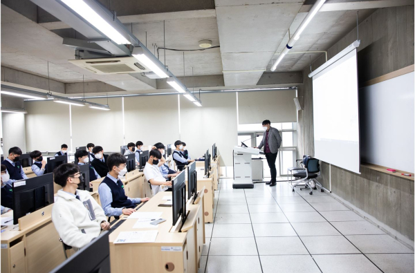 건축학과에서 캐드프로그램에 대한 설명을 듣고있다