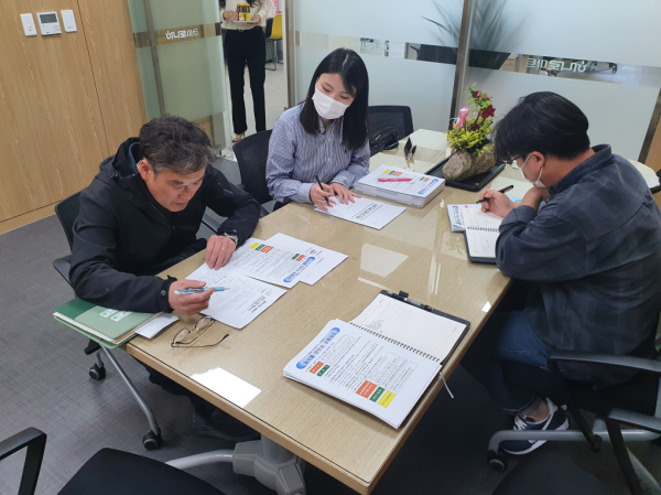 충서원예농협에서 마트 담당자에게 안전성 교육을 하는 보습