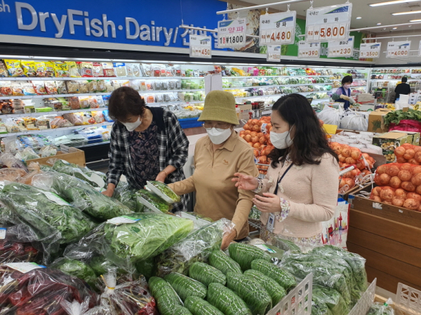 지난 26일, 대산농협에서 로컬푸드 생산농가에게 안전성 지도를 하는 모습