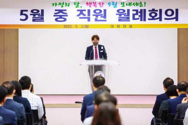 구상 서산시장 권한대행이 2일 시청 대회의실에서 열린 5월 직원 월례회의에서 인사 말씀하는 모습