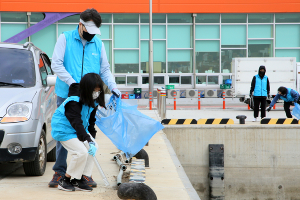 지난달 30일 장고항 일대에서 환경정화활동을 펼치는 가족봉사단 모습