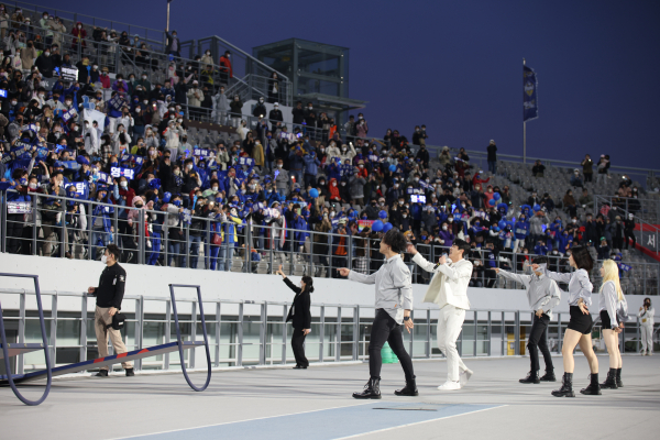 '축구 보고, 공연 보고' 공연 사진