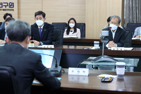김한영 이사장(오른쪽 첫번째)이 3일 한국교통연구원 대회의실에서 열린 정책간담회에서 발언하고 있다.