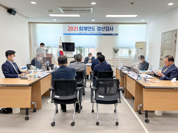 최일용 결산검사 대표위원이 3일 결산검사장에서 폐회식을 갖고 총평하는 모습