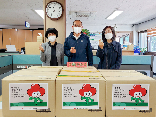 노치석 어린이재단 서산후원회장이 3일 여성가족과 사무실을 방문해 어린이날 맞이 후원물품을 전달하는 모습