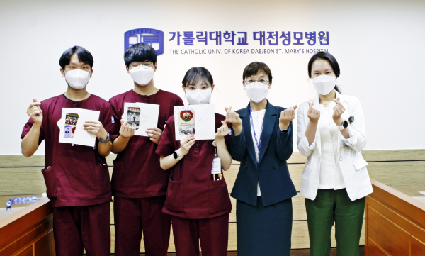 간호부 어버이날 감사편지 쓰기 행사-오른쪽 두번째 민승희 간호부장