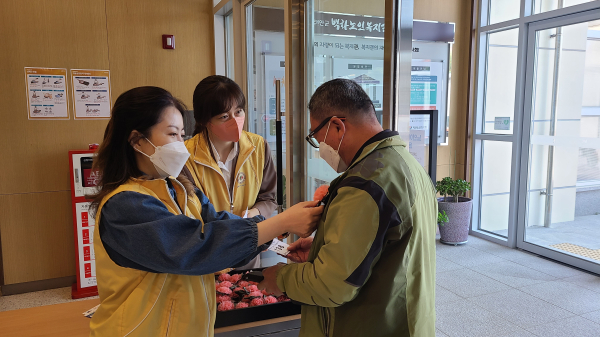 어버이날을 맞아 4일 서부발전 직원들이 태안 백화노인복지관에서 취약계층 어르신들에게 카네이션을 달고 있는 모습