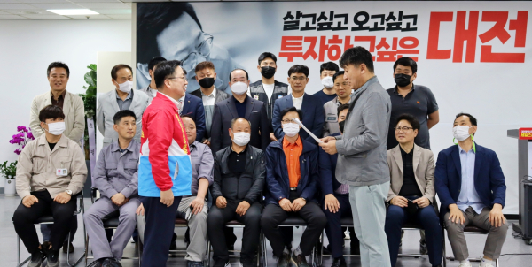 한국노총 대전지역본부 산하 전현직 위원장 등은 4일 국민의힘 이장우 대전시장 후보 지지를 공식 선언했다.