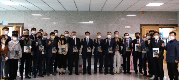 고결한 산학협력 저자와 함께 단체 기념촬영