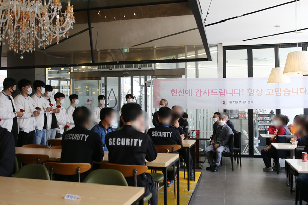 목원대 오병이어에서 장자영 총학생회장이 감사 인사를 전하고 있다.