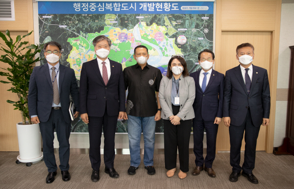 왼쪽에서 두 번째 박무익 행정중심복합도시건설청장, 세 번째 밤방 수사티요(Bambang Soesatyo) 국민협의회 의장오른쪽에서 첫 번째 홍성국 국회의원, 두 번째 강준현 국회의원