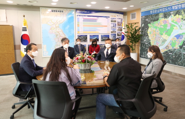 인도네시아 국민협의회 밤방 수사티요(Bambang Soesatyo) 의장 일행이 6일 행정중심복합도시건설청 방문 간담회 모습