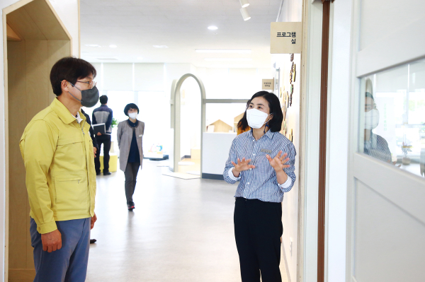 6일 석림근린공원 내에 육아종합지원센터를 방문모습