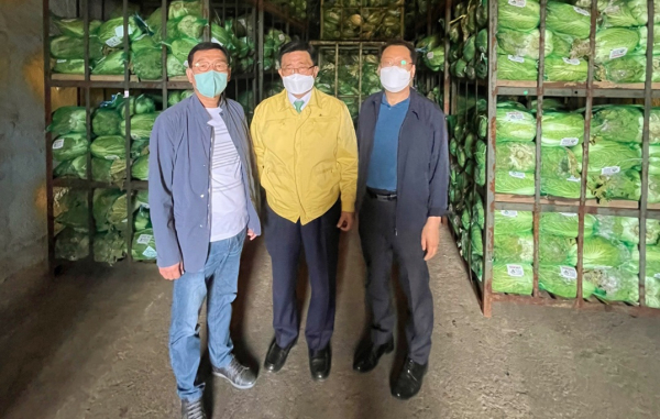 한국농수산식품유통공사 김춘진 사장(가운데)