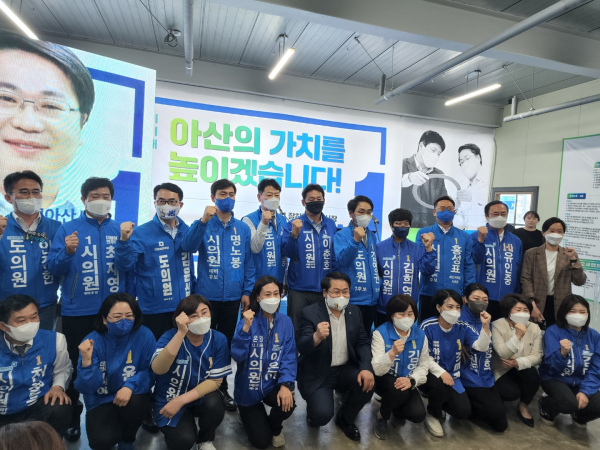 승리를 다짐하는 오세현 아산시장 후보와 시도의원 후보들