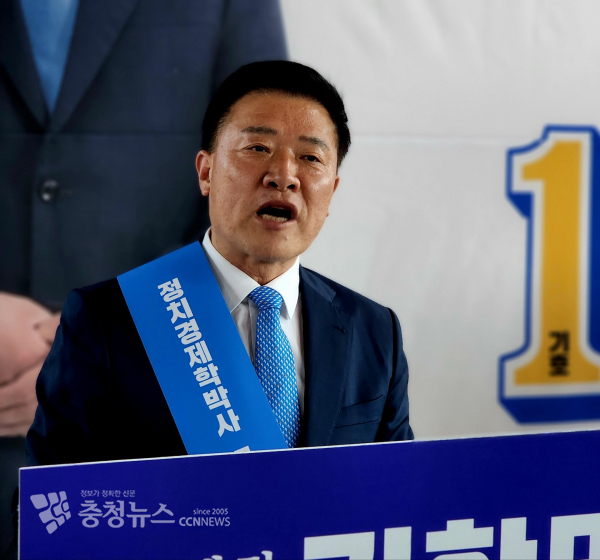 김학민 더불어민주당 예산군수 예비후보가 선거사무실 개소식에서 인사말을 하고 있다./이성엽 기자