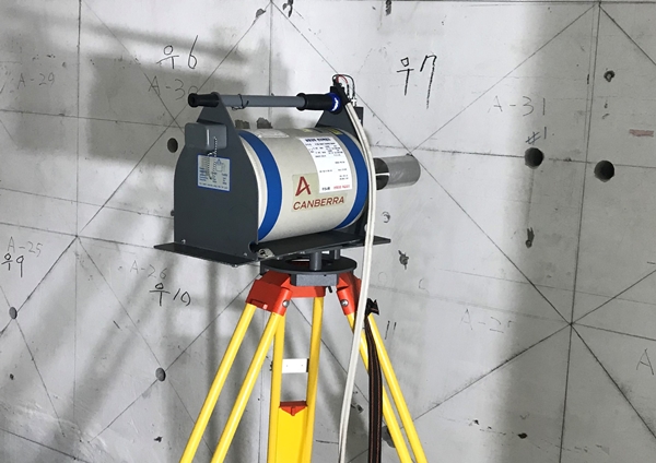 한국원자력연구원이 개발한 방사능 연속분포 현장측정 기술을 이용해 의료용 가속기 시설 내 방사화 구조물을 측정하고 있다