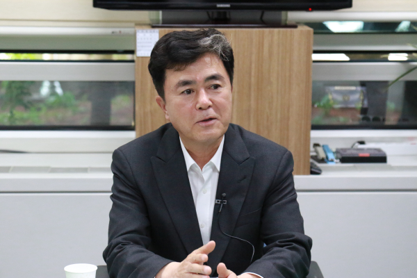 국민의힘 김태흠 충남지사 후보로 확정된 김태흠 국회의원이 26일 대전시의회 기자실에서 간담회를 갖는 모습.