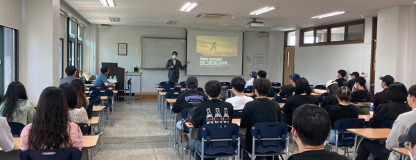 ‘새천년카’ 김선호 대표가 10일 글로벌IT경영전공 학생들을 대상으로 특강을 하고 있다.