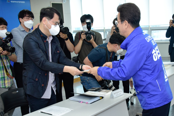 허태정 대전시장 후보는 12일 대전선관위에서 후보 등록을 마쳤다.