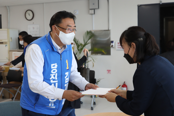 더불어민주당 김기재 당진시장 후보가 12일 후보등록을 하고 있다./김기재 캠프 제공