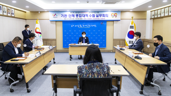 구상 서산시장 권한대행이 12일 시청 상황실에서 열린 기관·단체 전동킥보드 안전관리 종합대책 수립 회의를 주재하는 모습