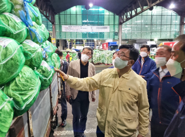 서울시 가락동 농수산물종합도매시장 현장 점검 * 배추 품위 점검 중인 한국농수산식품유통공사 김춘진 사장(좌측 2번째)
